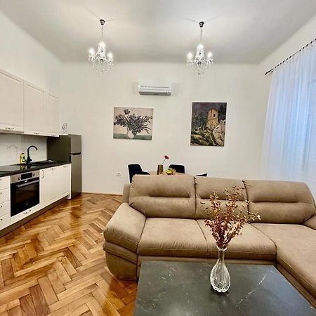 プーラLux Apartmansアパートメント エクステリア 写真