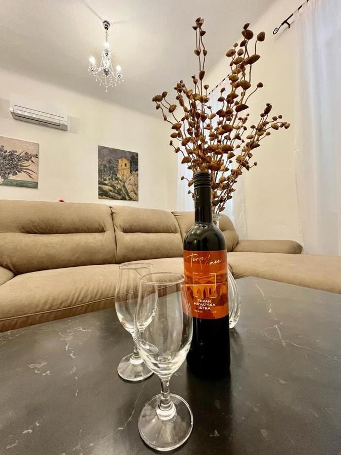 プーラLux Apartmansアパートメント エクステリア 写真