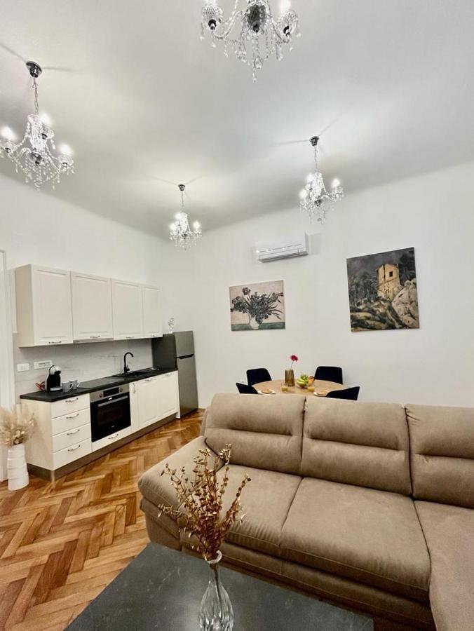 プーラLux Apartmansアパートメント エクステリア 写真