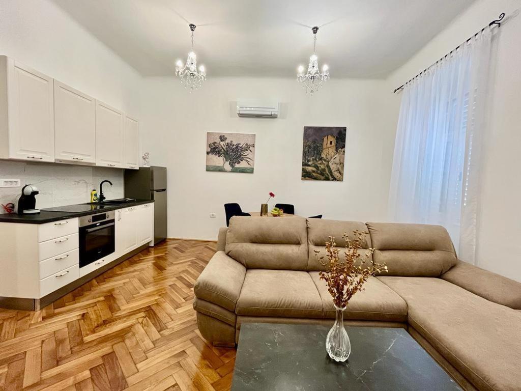 プーラLux Apartmansアパートメント エクステリア 写真